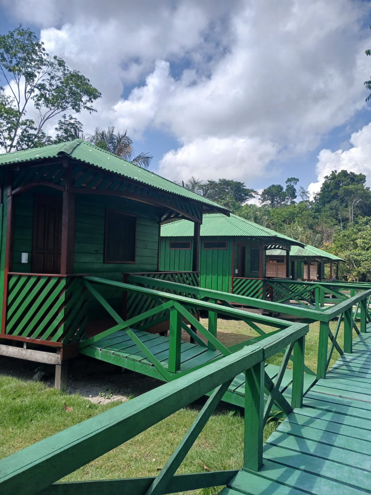 Cabana à beira do rio na Amazônia